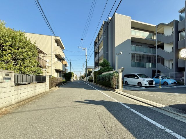 BELISTA城北中央公園の外観|広々とし開放的な前面道路に面しております
車通りは少なく子育て世代の方にも安心の立地です
小学校も近くお子様の通学も安心です