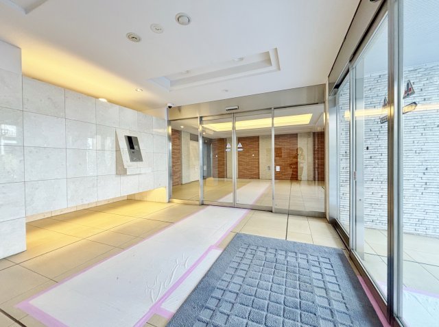 BELISTA城北中央公園のエントランス|来訪者を音声と映像で確認できるTVモニター付きインターホンを設置した安心のオートロックシステム