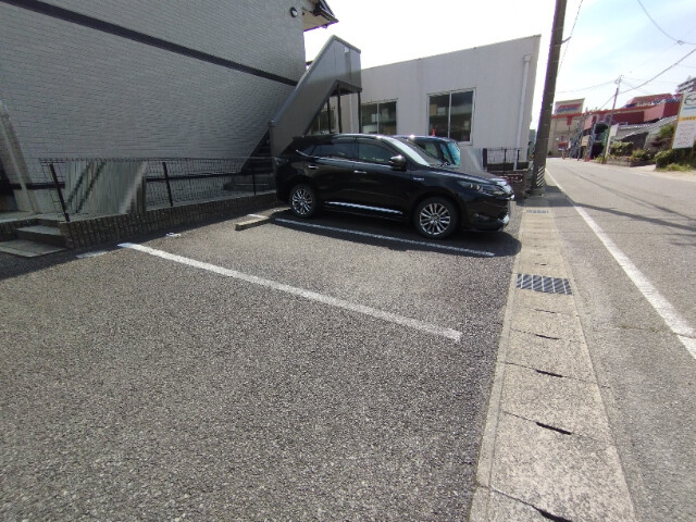 ルーチェ錦　B棟の駐車場