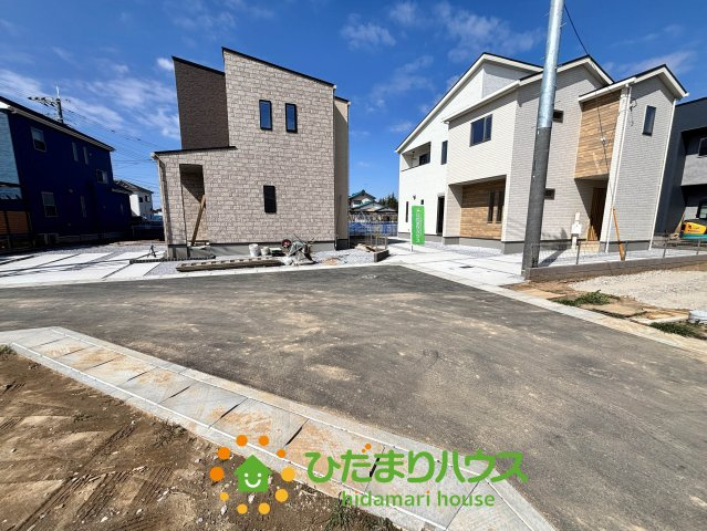 ワイウッドコート加須市久下第7期　新築一戸建て　02の前面道路含む現地写真