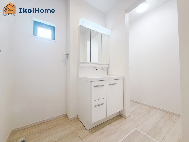 神戸市西区竹の台５丁目１期　2号棟の洗面所|【ホームページに現地動画掲載中】●年中無休：当日予約可●小窓ございますので通気・換気良好です。