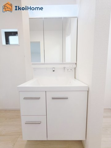 神戸市西区竹の台５丁目１期　2号棟の洗面所|【ホームページに現地動画掲載中】●年中無休：当日予約可●洗面台は３面鏡。広さのあるワイドシンクです。