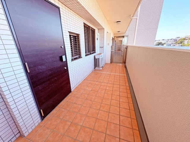 アルファステイツ塩屋駅前シーサイドテラスの玄関|玄関ポーチ