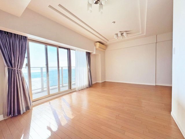 アルファステイツ塩屋駅前シーサイドテラスの居間・リビング|リビングダイニング
※既存家具はAIで削除しております。家具撤去後のイメージ図としてご参照ください。