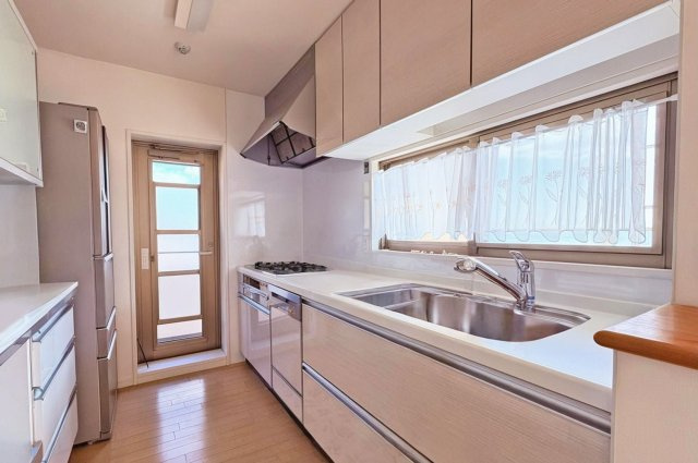 アルファステイツ塩屋駅前シーサイドテラスのキッチン|キッチン
※既存家具はAIで削除しております。家具撤去後のイメージ図としてご参照ください。