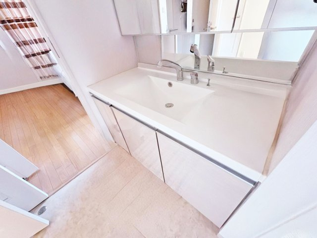 アルファステイツ塩屋駅前シーサイドテラスの独立洗面台|洗面化粧台
※既存家具はAIで削除しております。家具撤去後のイメージ図としてご参照ください。