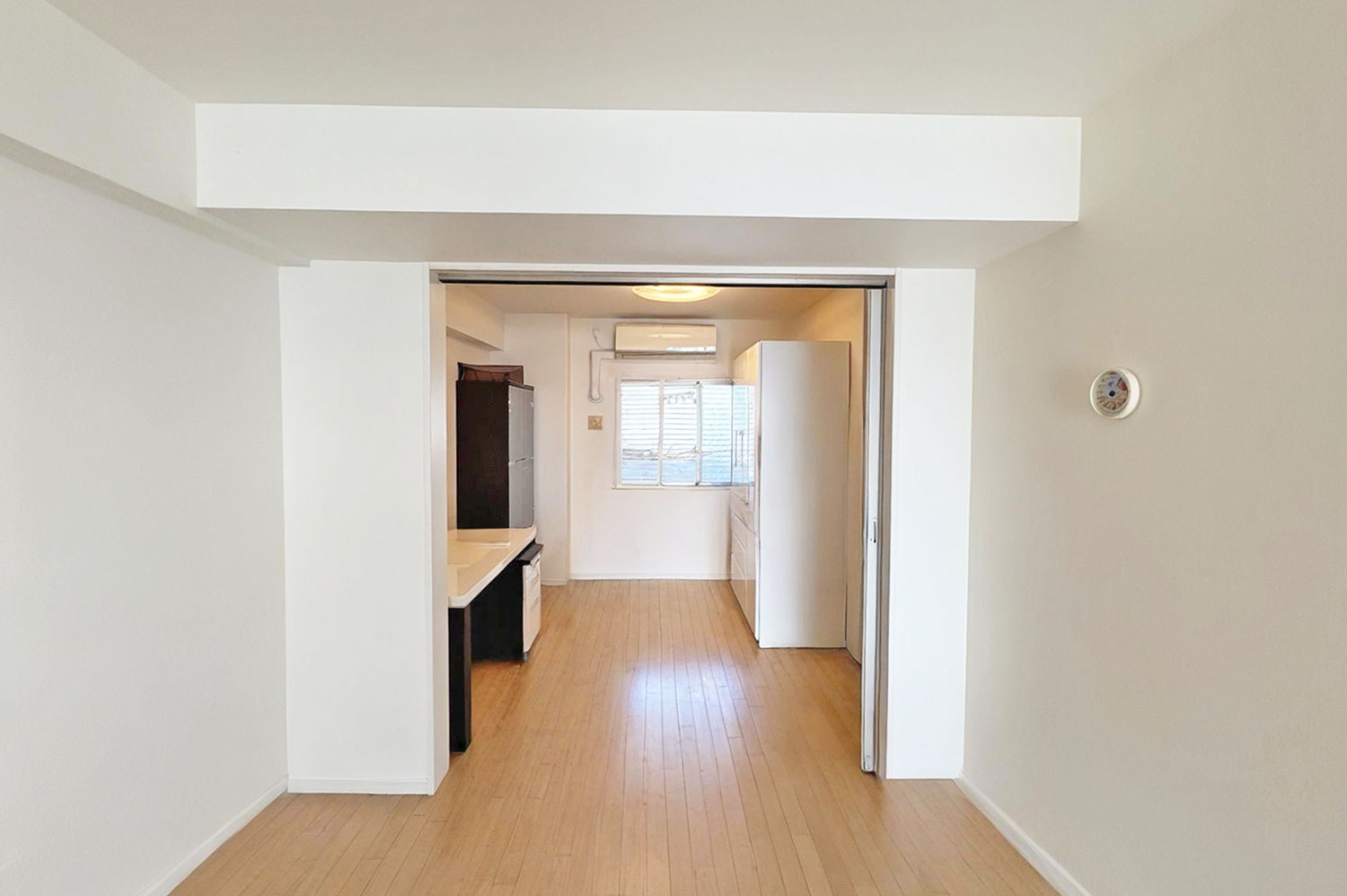 アルファステイツ塩屋駅前シーサイドテラスの洋室|リビングから見た洋室約6帖
※既存家具はAIで削除しております。家具撤去後のイメージ図としてご参照ください。