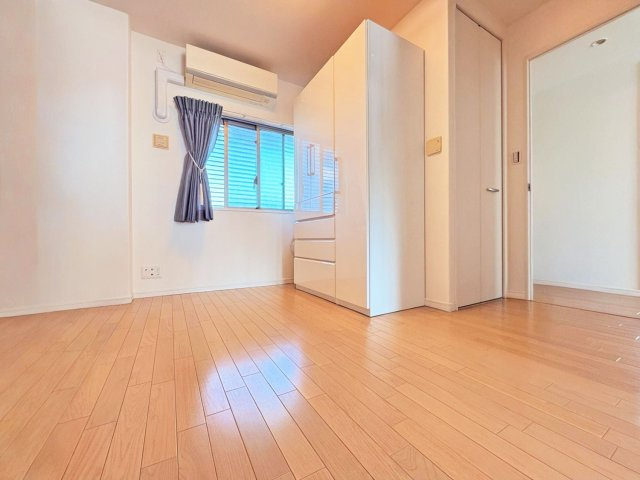 アルファステイツ塩屋駅前シーサイドテラスの洋室|洋室 約6帖
※既存家具はAIで削除しております。家具撤去後のイメージ図としてご参照ください。