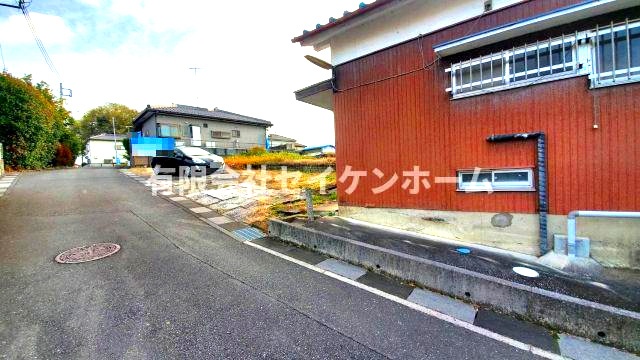 熊谷市千代　中古住宅（平屋建て）の前面道路含む現地写真