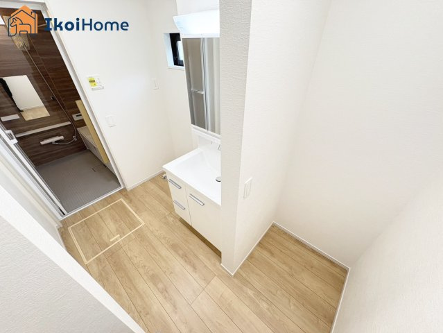 神戸市西区竹の台５丁目１期　3号棟の洗面所|【ホームページに現地動画掲載中】●年中無休：当日予約可●洗面台は３面鏡。広さのあるワイドシンクです。