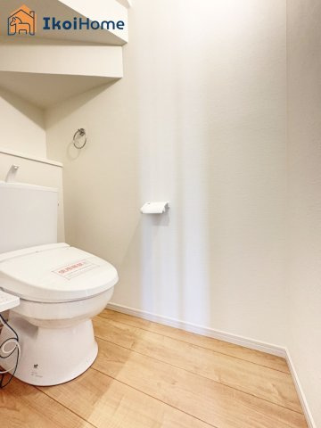 神戸市西区竹の台５丁目１期　3号棟の洗面所|◆同社施工例◆洗面台はお化粧をする時にも便利な３面鏡＆お掃除の際にも便利なハンドシャワータイプです。