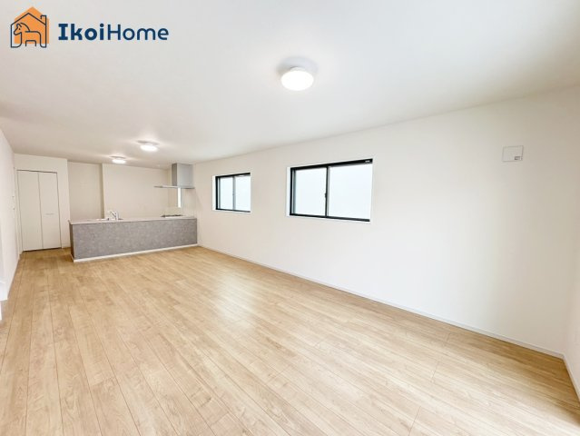 神戸市西区竹の台５丁目１期　3号棟の居間・リビング|【ホームページに現地動画掲載中】●年中無休：当日予約可●人気の対面Ｌ字キッチンで広々しています。