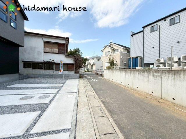 桶川市上日出谷9期　新築戸建　グラファーレ01の前面道路含む現地写真