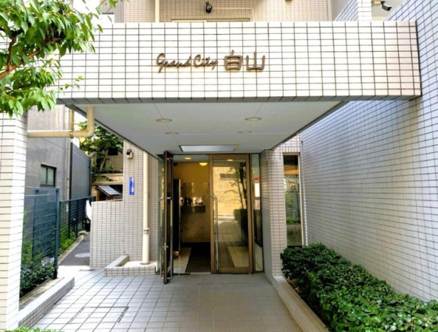 グランドシティ白山のエントランス