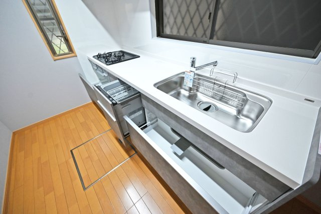 伊丹市東野4丁目中古戸建│4LDK+駐車1台可のキッチン|天板とワークトップ下の収納は満足のいくスペースが備わっています。 大きな鍋などもゆったりと収納いただけます。食洗機が備えられています。