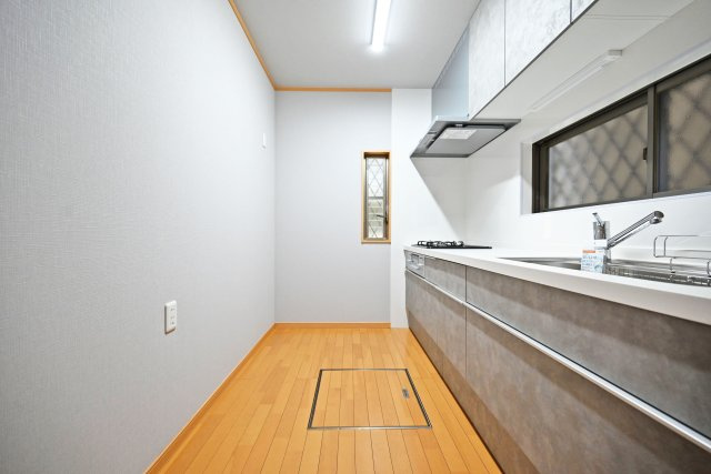 伊丹市東野4丁目中古戸建│4LDK+駐車1台可のキッチン|効率よくお料理ができるコンロ・収納を完備したシステムキッチン！ 確かな機能性を実感頂けます◎キッチンに小窓が設けており、調理で煙だらけになってもすぐに換気できます。