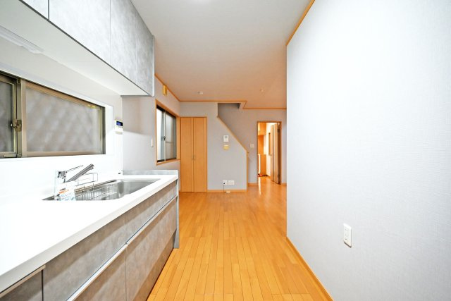 伊丹市東野4丁目中古戸建│4LDK+駐車1台可のキッチン|キッチン後ろのスペースも広く、ご入居後に設置するカップボードの幅も広がります。