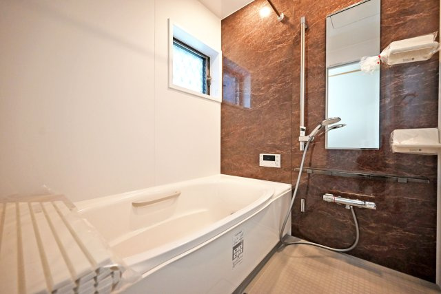 伊丹市東野4丁目中古戸建│4LDK+駐車1台可の浴室|1階浴室の内観写真です。 浴室には小窓があるので、換気がしやすく、カビ防止につながります。