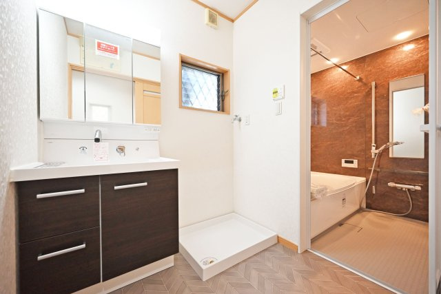 伊丹市東野4丁目中古戸建│4LDK+駐車1台可の独立洗面台|1階洗面室に入ってすぐの内観写真です。 洗面台は3面鏡裏収納付きのドレッサーです。