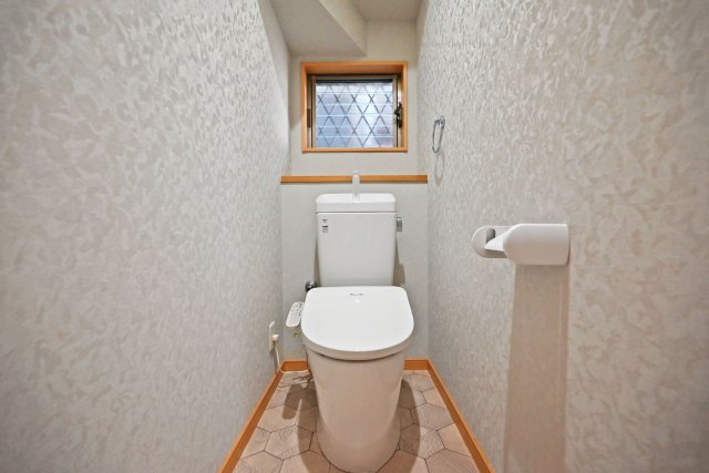 伊丹市東野4丁目中古戸建│4LDK+駐車1台可のトイレ|1階トイレの内観写真です。ウォッシュトイレを導入しています。