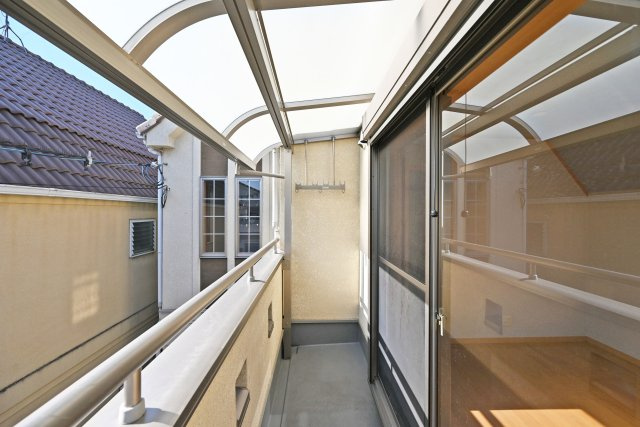 伊丹市東野4丁目中古戸建│4LDK+駐車1台可のバルコニー|2階南面バルコニーです。
屋根付きの為、天候を気にせず洗濯物を干して頂けます。