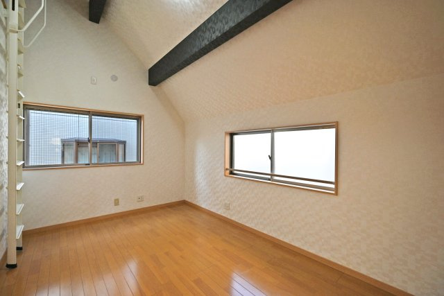 伊丹市東野4丁目中古戸建│4LDK+駐車1台可の洋室|2階主寝室想定の洋室です。
2面採光の為、採光通風ともに良好です。上部にはロフトが設けられています。