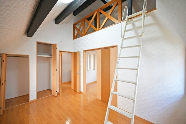 伊丹市東野4丁目中古戸建│4LDK+駐車1台可の洋室|-主寝室(2F)-
主寝室にはロフトが設けられているので、季節家電やアウトドアグッズなど幅広く収納して頂けます。