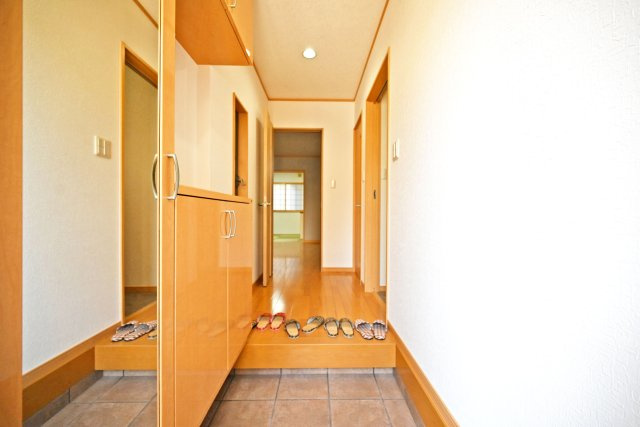 伊丹市東野4丁目中古戸建│4LDK+駐車1台可の玄関|1階玄関入ってすぐの内観写真です。 上部まで収納があるシューズBOX付き。 毎日使う玄関回りも常に片付いた状態を維持できそうです。