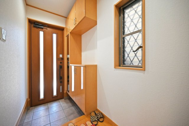 伊丹市東野4丁目中古戸建│4LDK+駐車1台可の玄関|1階玄関をホール側から撮影した内観写真です。 シンプルな玄関扉にシューズボックスを配置したオーソドックスな玄関です。