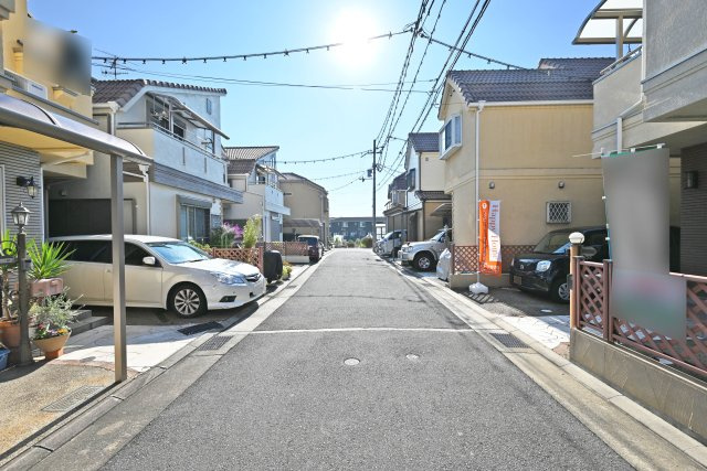 伊丹市東野4丁目中古戸建│4LDK+駐車1台可の前面道路含む現地写真|前面道路幅は東側に約4.9ｍ幅です。