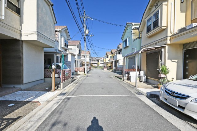 伊丹市東野4丁目中古戸建│4LDK+駐車1台可の前面道路含む現地写真|前面道路幅は東側に約4.9ｍ幅です。