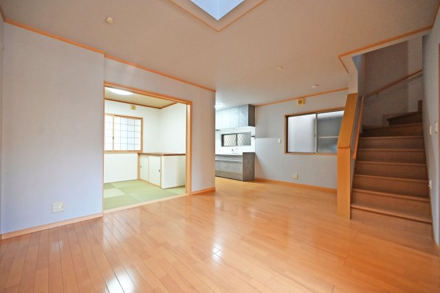 伊丹市東野4丁目中古戸建│4LDK+駐車1台可の居間・リビング|1階LDKの内観写真です。リビング階段で家族同士のつながりを感じやすい設計を基調としています。リビング横に和室が隣接しているので帰宅時にちょっと寝転がりたいときや、家事の合間の休憩などの際に便利です。