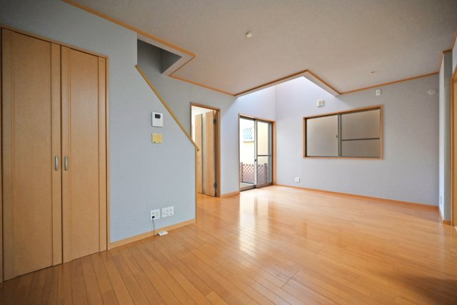 伊丹市東野4丁目中古戸建│4LDK+駐車1台可の居間・リビング|リビングに収納スペースを配置。 日用品のストックや、お掃除用具などを幅広く収納できる便利なスペースです。大事な書類などをまとめて整理しておくのにもいいですね。