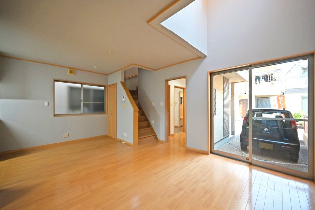 伊丹市東野4丁目中古戸建│4LDK+駐車1台可の居間・リビング|LDKは約14.5帖でゆとりある広さです。 インテリア配置に困らない間取り設計に加え、お子様のいる世帯に必要な部屋数を備えた物件です。