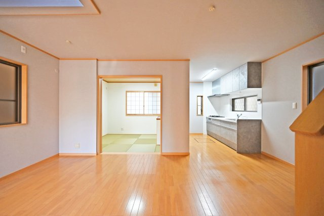 伊丹市東野4丁目中古戸建│4LDK+駐車1台可の居間・リビング|1階LDK入ってすぐの内観写真です。ナチュラルテイストな内装はどんな家具も合わせやすく、お好みのインテリアコーディネートをお楽しみいただけます。