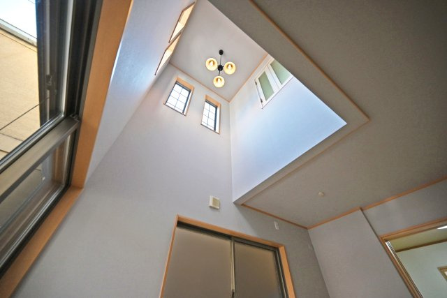 伊丹市東野4丁目中古戸建│4LDK+駐車1台可の居間・リビング|LDK吹抜の内観写真です。
リビング階段のおしゃれな雰囲気と吹き抜けの開放感は、リビングをスタイリッシュでインパクトのある印象になります。