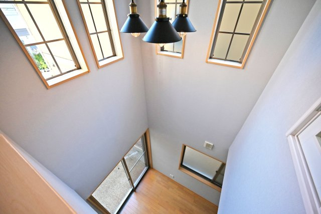 伊丹市東野4丁目中古戸建│4LDK+駐車1台可の内装|2階廊下部分から撮影したLDKの内観写真です。
吹抜が設けられていることで上下階が繋がり、自然と家族間のコミュニケーションの機会が増える環境になります。