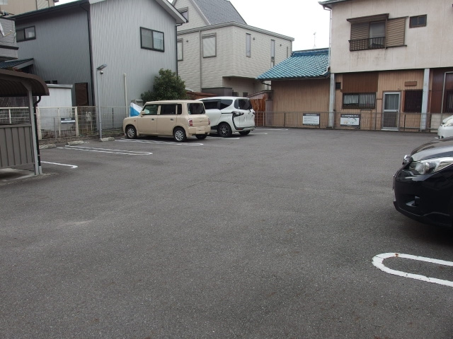 ベルハウス寿の駐車場