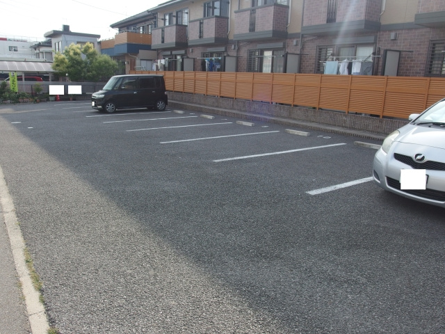 シャルム大久保の駐車場