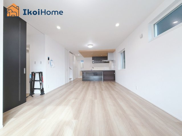 神戸市西区福吉台２丁目　１号棟　新築戸建の居間・リビング|【ホームページに現地動画掲載中】●年中無休：当日予約可●1階のLDK19帖です。カウンターキッチン！