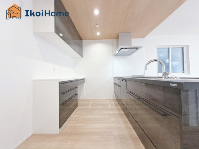 神戸市西区福吉台２丁目　１号棟　新築戸建のキッチン|【ホームページに現地動画掲載中】●年中無休：当日予約可●カップボード備え付けでございます！