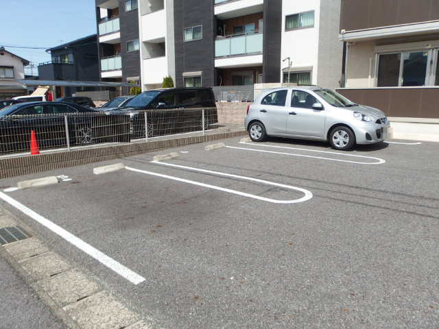 メゾン広元の駐車場