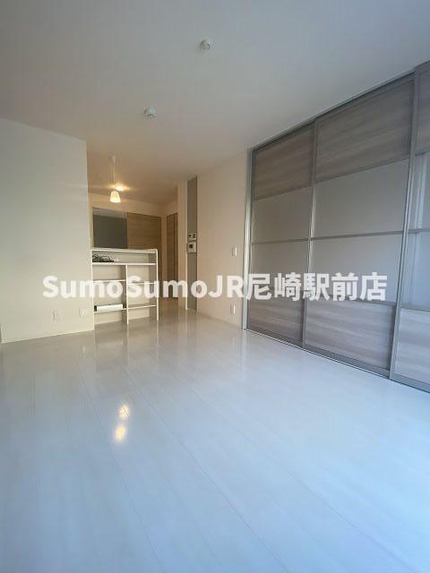 セジュール塚口町Ⅳの居間・リビング|こちらのリビングで趣味の時間をお楽しみください