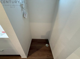洗濯物の仕分け作業がしやすく、整理整頓が容易になります。洗濯音や湿気を他の部屋に持ち込まず、生活環境を快適に保ちます。上部を活用すれば収納スペースを確保でき洗剤や洗濯用品の整理もしやすくなります。