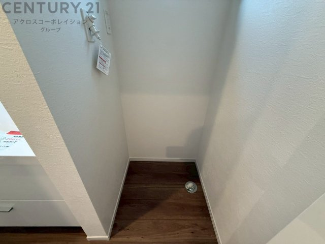 洗濯物の仕分け作業がしやすく、整理整頓が容易になります。洗濯音や湿気を他の部屋に持ち込まず、生活環境を快適に保ちます。上部を活用すれば収納スペースを確保でき洗剤や洗濯用品の整理もしやすくなります。