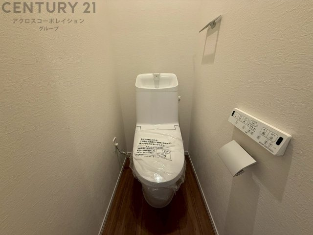 温水洗浄便座付トイレは温水洗浄機能により、暖かい水でおしりを洗浄することができ、冷たい水を使う従来の便座に比べ、温水洗浄機能で暖かいトイレを提供し、快適な使用を可能にします。