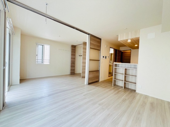 Villa Luminous SHONANDAIの居間・リビング|洋室