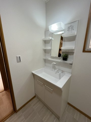 【独立洗面台】 | 小倉台６丁目　中古戸建 | 洗面台新調、シャワー付きで朝の忙しい時間帯もスムーズです。