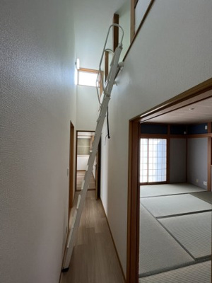 【収納】 | 小倉台６丁目　中古戸建 | 光が入るので明るいですね。