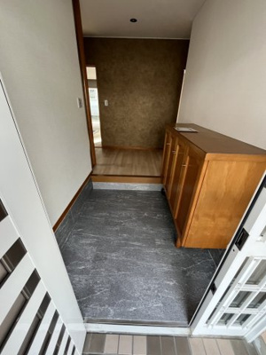 【玄関】 | 小倉台６丁目　中古戸建 | すっきり清潔感のある玄関が皆様をお迎えしてくれます。